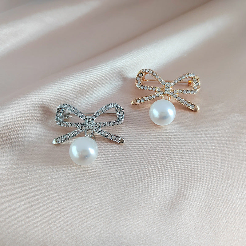 Stylish pearl butterfly brooch with rhinestones - Image 1