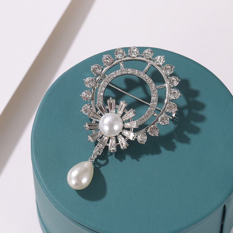 Trendy flower brooch in vibrant colors