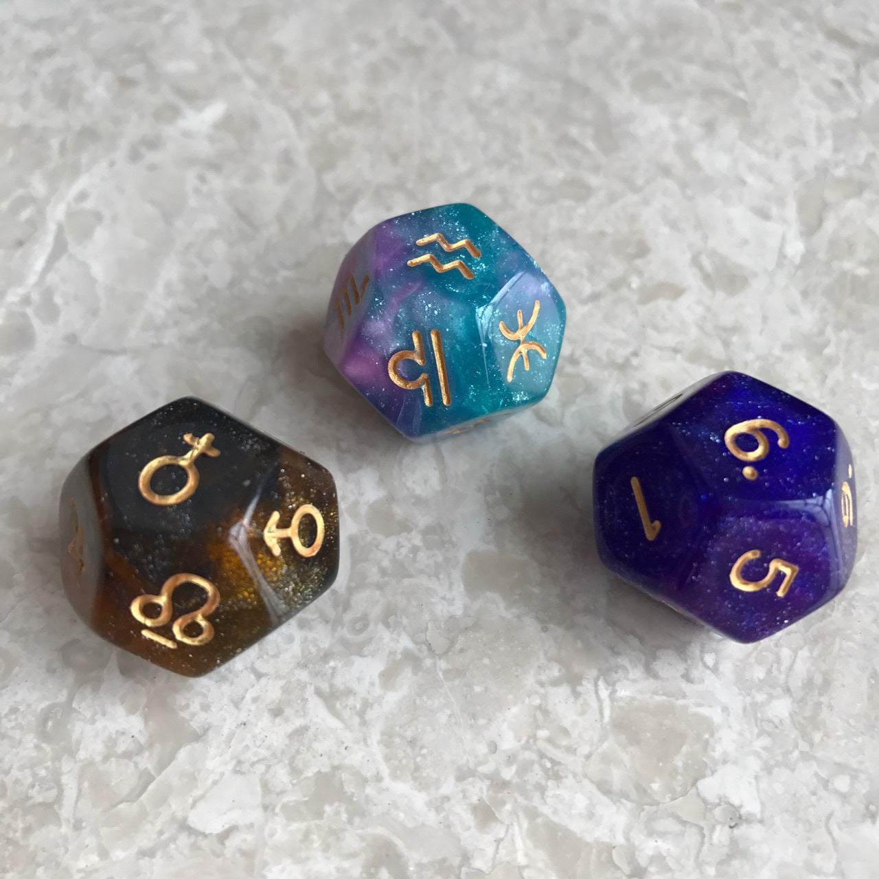 dual-color gaming dice