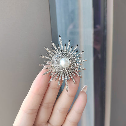 Stylish Gold Floral Brooch - Image 2
