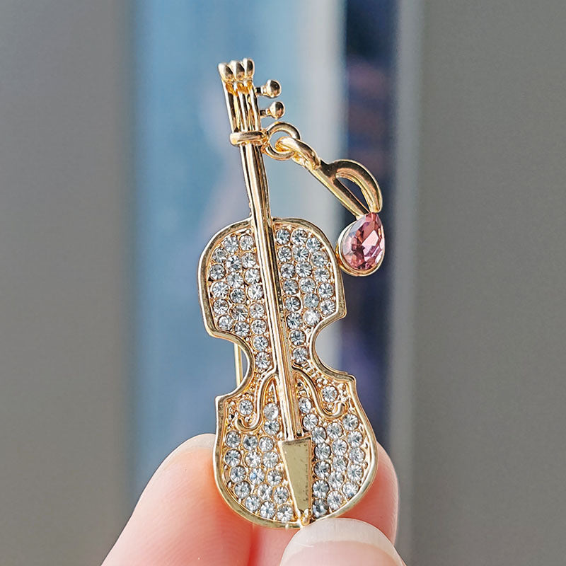Fashionable pin with heart design
