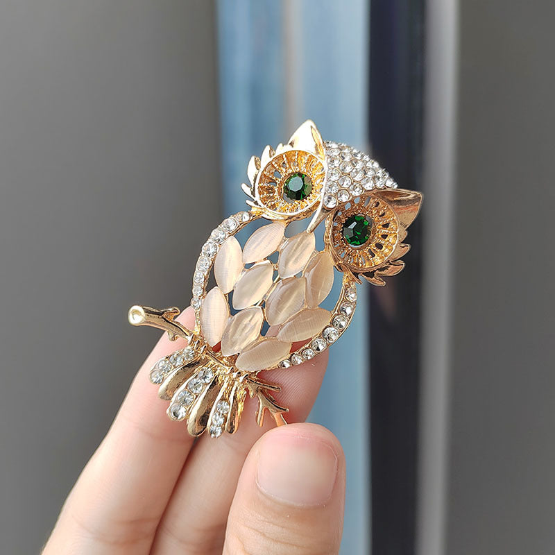Cartoon cat eye stone brooch