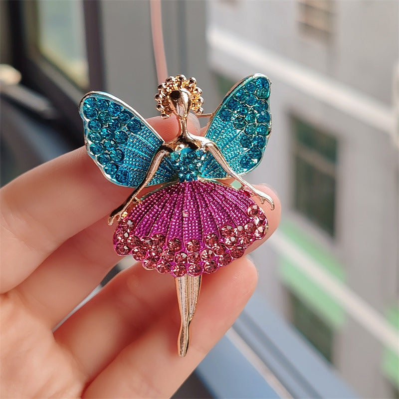 Fashionable brooch styling