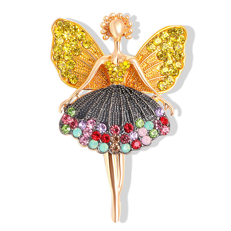 Fashionable brooch styling