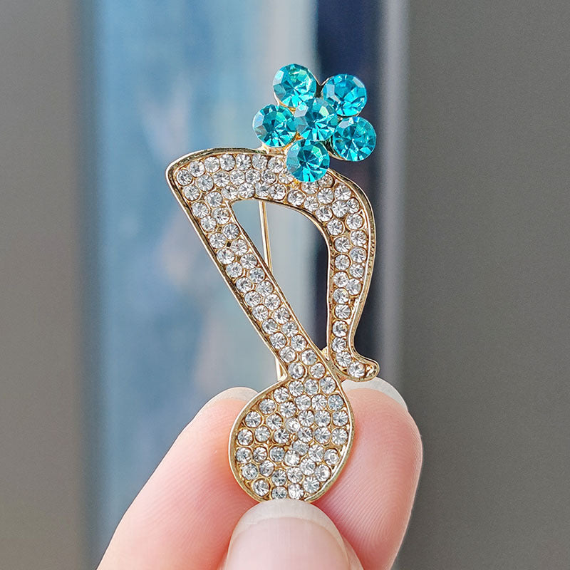 Fashionable pin with heart design