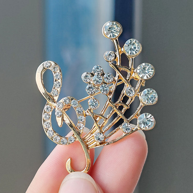 Heart-shaped musical note brooch design