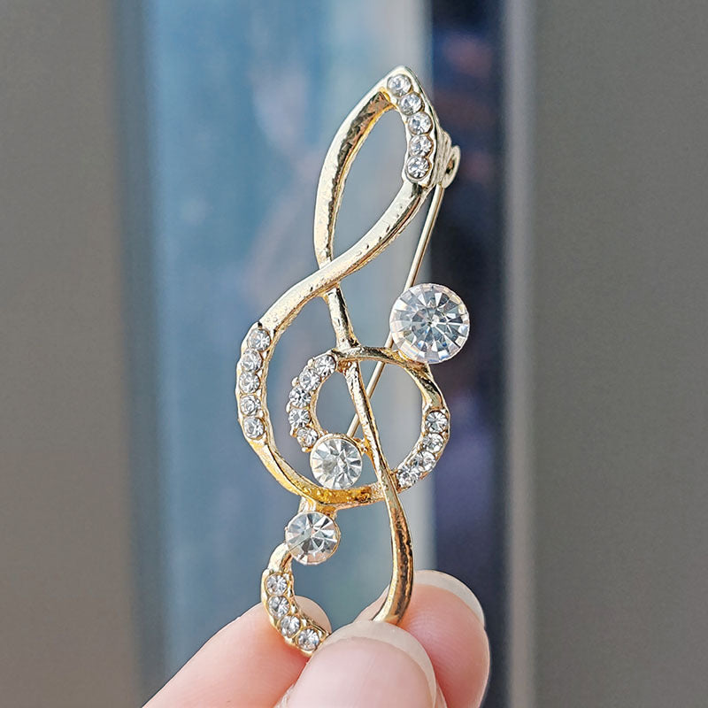Fashionable pin with heart design