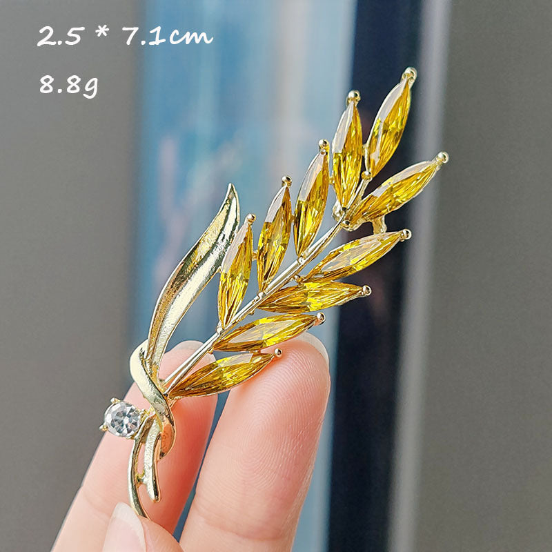 Chic floral brooch with wheat design